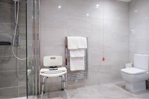 利奇菲尔德Best Western Lichfield City Centre The George Hotel的一间带卫生间和淋浴的浴室