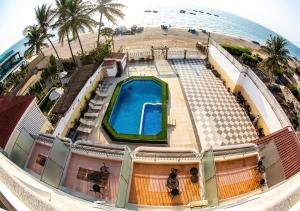 罗安达Brisotel - Beira Mar的享有带游泳池的度假村的空中景致