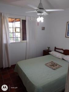 维多利亚CASA QUINTA MOZART的一间卧室配有一张床和吊扇
