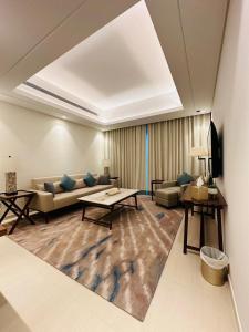富查伊拉Ocean Mountain View Apartment at The Address Fujairah的客厅配有沙发和桌子