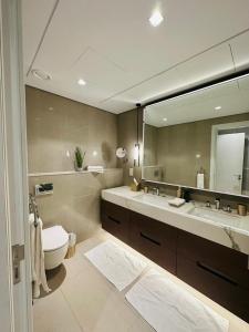 富查伊拉Ocean Mountain View Apartment at The Address Fujairah的一间带卫生间和大镜子的浴室
