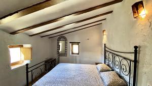塔韦尔诺8 bedrooms villa with private pool furnished garden and wifi at Taberno的卧室配有一张床
