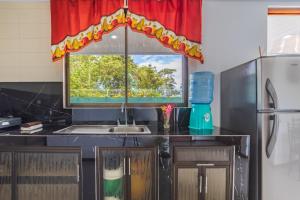 别霍港Villas Mapache del Caribe的厨房设有水槽和窗户。