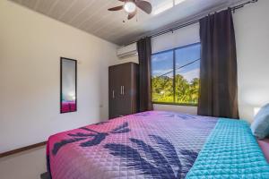 别霍港Villas Mapache del Caribe的一间卧室设有一张床和一个大窗户