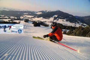 容霍尔茨Schrofen Chalets的一个人在雪覆盖的斜坡上滑雪