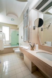 佩鲁贾伯露贾公园酒店的带浴缸、卫生间和盥洗盆的浴室
