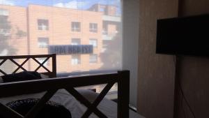波哥大Hermoso Apartamento en el Norte 2 Habitaciones M52的一间卧室设有窗户,享有建筑的景色