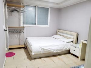 大邱Daegu Gyeong`s Hostel - Foreigner Only的一间小卧室,配有床和窗户