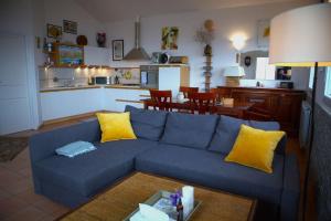 PerinaldoChalet Perinaldo的一间带蓝色沙发的客厅和一间厨房