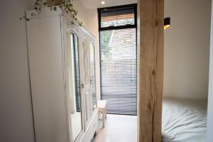 卑尔根Natural Green Loft的一间卧室配有镜子、一张床和一个窗户