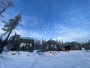 锡尔卡Glass Ceiling Suite Kipinä的雪中四座房子