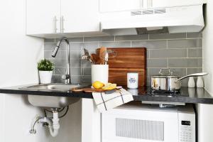 汉普顿Intown Suites Extended Stay Select Hampton VA的厨房柜台设有水槽和炉灶。