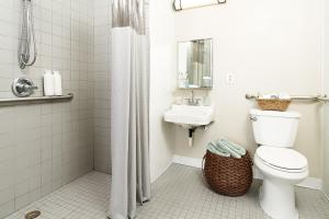 汉普顿Intown Suites Extended Stay Select Hampton VA的一间带卫生间和水槽的浴室