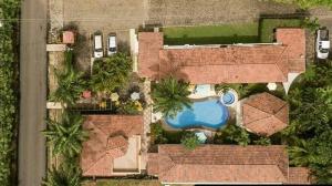 雅科拉斯布里萨别墅度假村 的享有带游泳池的房屋的空中景致