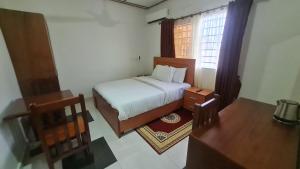 塔科拉迪Bassi Hotel的一间小卧室,配有床和窗户