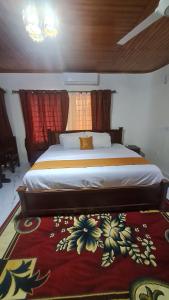 塔科拉迪Bassi Hotel的一间卧室配有一张红色地毯的大床