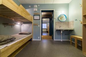 阿比斯库STF Abisko Turiststation的一间卧室配有双层床和水槽