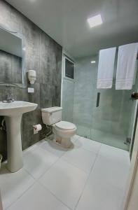 博卡奇卡Calypso Beach Hotel by The Urbn House Santo Domingo Airport的浴室配有卫生间、淋浴和盥洗盆。