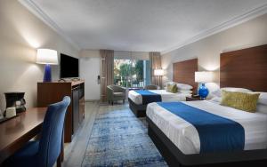 默特尔比奇浪翠园海滨度假酒店的酒店客房配有两张床和一张书桌