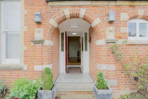 牛津100 Banbury Road Oxford - formerly Parklands的砖屋,拱门通往门