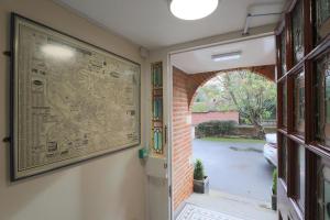 牛津100 Banbury Road Oxford - formerly Parklands的挂在门边墙上的大地图