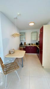ObersontheimPureNature Appartement的厨房配有木桌和桌椅