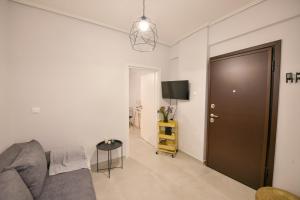 拉里萨Modern, comfortable apartment, in the heart of the city_2的带沙发和电视的客厅