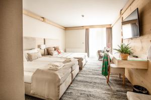 扎科帕内Villa Cannes Resort Zakopane - grota solna, sauna fińska的酒店客房设有三张床和一张书桌