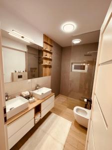 弗洛雷什蒂A&Y APARTAMENT的一间带两个盥洗盆和卫生间的浴室