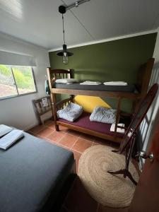 米纳斯La Cañada的一间设有两张双层床和地毯的房间