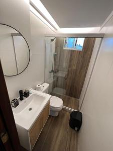 米纳斯La Cañada的一间带水槽、卫生间和镜子的浴室