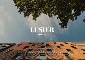 里斯本LUSTER Hotel的带有单词用户酒店的建筑