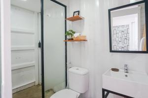 贝都古Container Smart Stay CSS的一间带卫生间、水槽和镜子的浴室