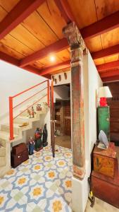 危地马拉安地瓜Cozy Bohemian Loft Apartment close Central Plaza的客房设有楼梯和瓷砖地板。