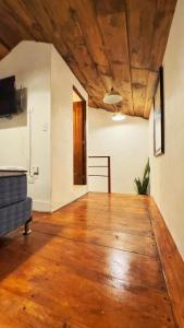 危地马拉安地瓜Cozy Bohemian Loft Apartment close Central Plaza的客厅铺有木地板,配有电视。