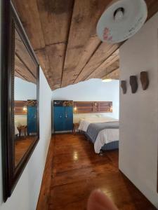 危地马拉安地瓜Cozy Bohemian Loft Apartment close Central Plaza的一间卧室配有一张床和一面大镜子