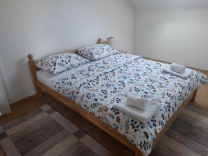 利夫诺Apartman Zoran的一张带蓝色和白色床单及枕头的床