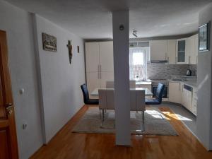利夫诺Apartman Zoran的用餐室以及带桌椅的厨房。