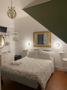 罗马阿尔彭特德帕帕住宿加早餐旅馆的卧室配有一张床,墙上设有镜子