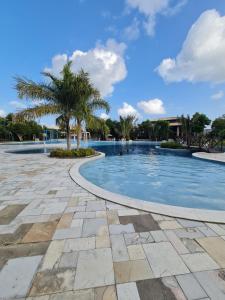 拉巴拉德纳圣米格尔ILOA Condomínio Resort Barra de São Miguel的中间有一个棕榈树游泳池