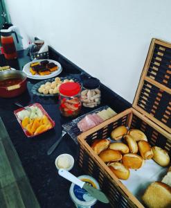西波山Estadia cipó的桌子上放着一篮面包和其他食物
