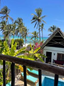 平圭Bitcoin Beach Hotel Zanzibar的从度假村的阳台上可欣赏到海滩景色