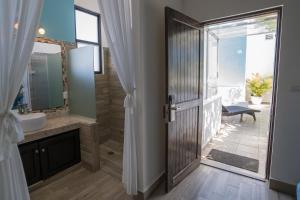 普拉亚卡门波萨达马里波萨第五大道精品酒店的带淋浴、盥洗盆和镜子的浴室