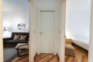 米兰Sebino Guest House的走廊上设有通往卧室的门