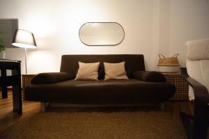 米兰Sebino Guest House的客厅里配有带2个枕头的沙发
