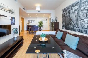 格拉纳达Apartamentos Arcoíris的客厅配有沙发和桌子