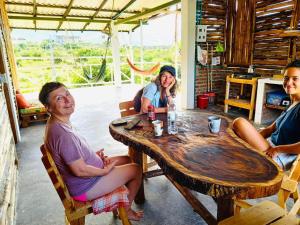 Playa DormidaCasa Lily Flower的坐在木桌旁的一群妇女