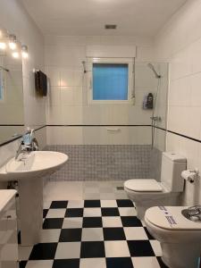 索里亚Casa Las Bailas的浴室铺有黑白格子地板。