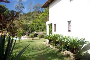 新弗里堡Casa em Friburgo com piscina lareira suíte & quarto的享有房子庭院的景色