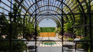 达拉斯Virgin Hotels Dallas的花园内带游泳池的玻璃温室